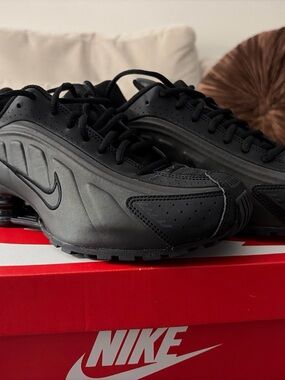 Nike Men’s Black Low-Top Performance Sneakers